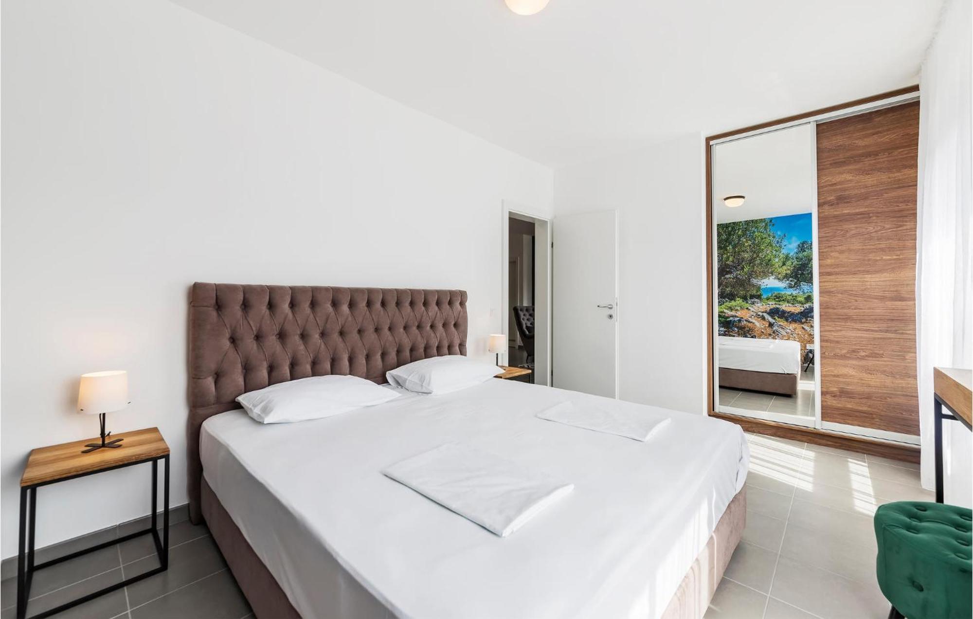 Amazing Apartment In Premantura With Kitchen ภายนอก รูปภาพ