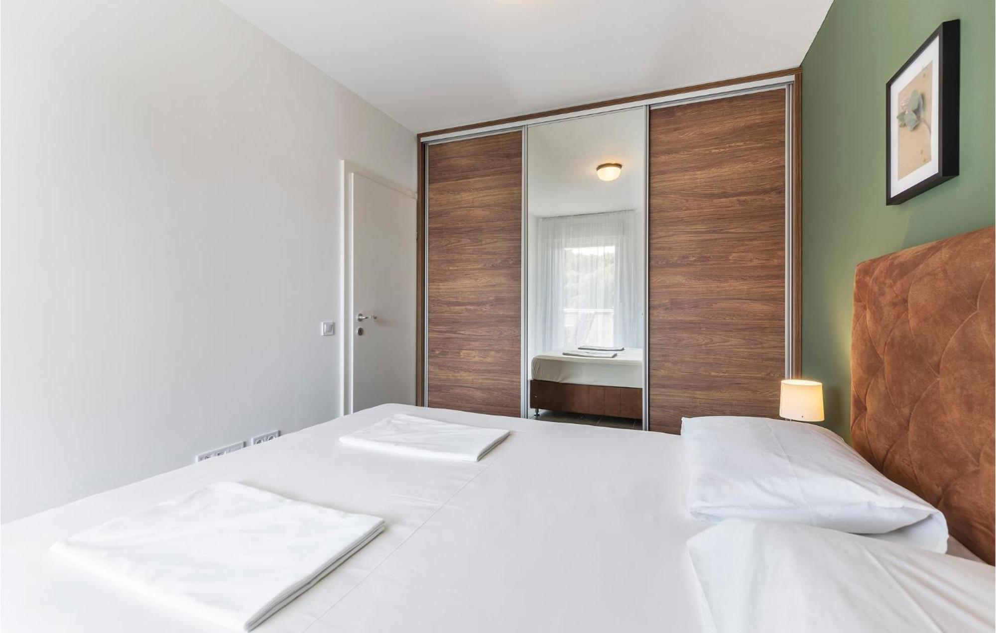 Amazing Apartment In Premantura With Kitchen ภายนอก รูปภาพ