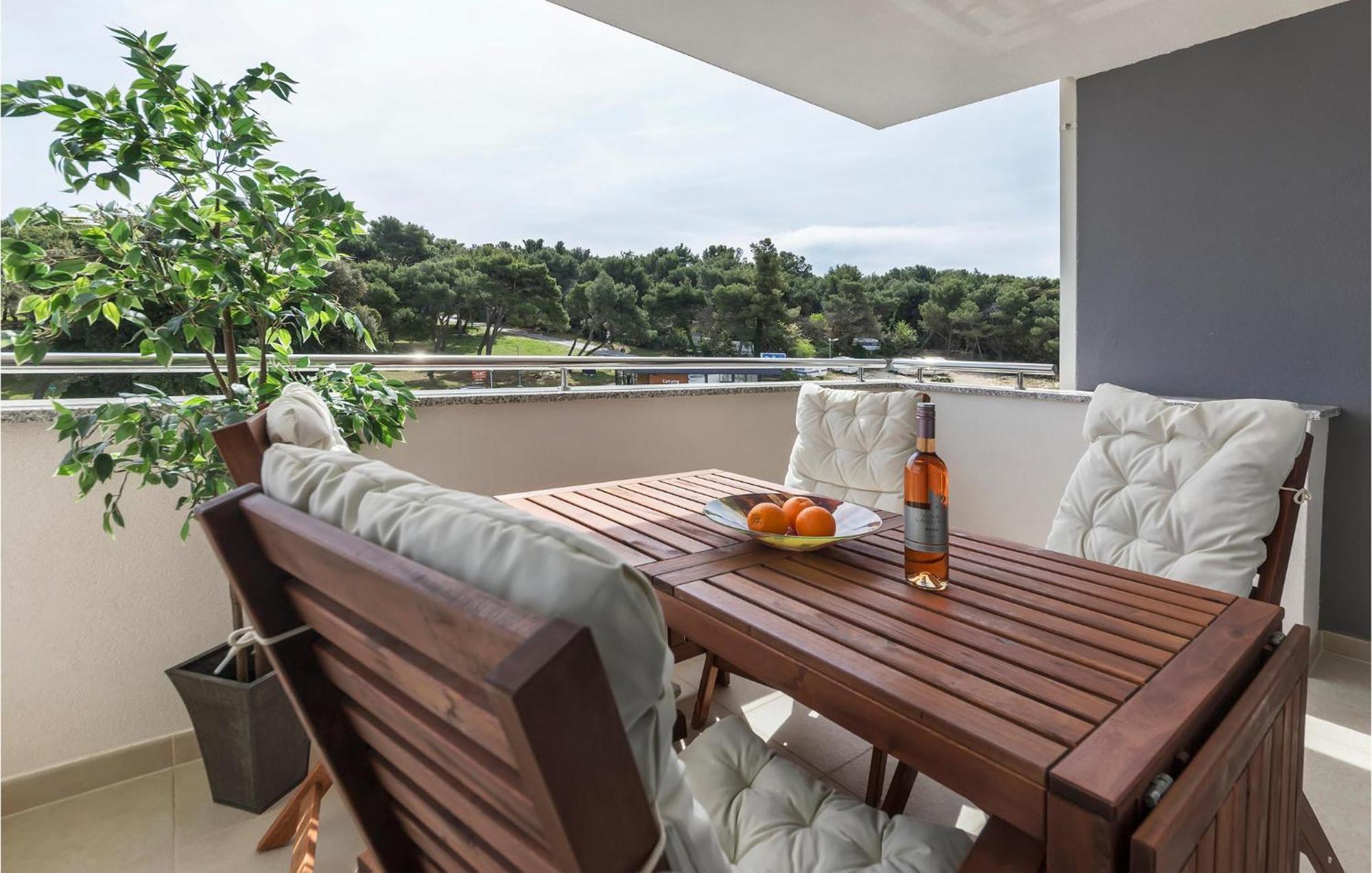 Amazing Apartment In Premantura With Kitchen ภายนอก รูปภาพ